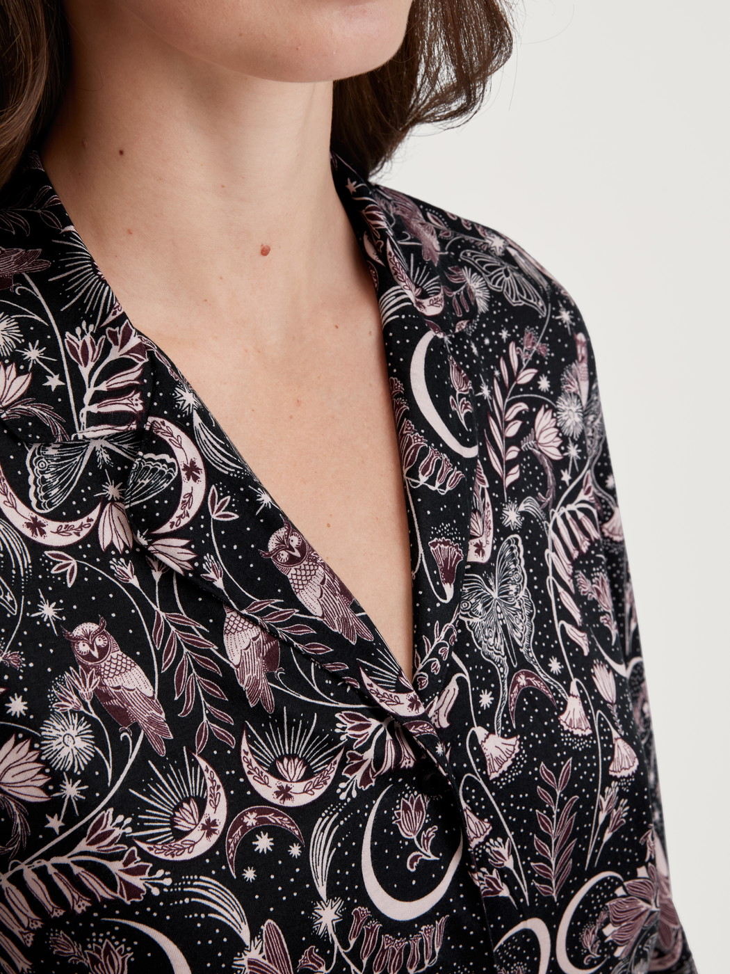 Le mannequin Femme porte le/la Shirt manches longues avec boutons – Mélange TENCEL™ Modal et soie en Modal de couleur Noir, À motifs, de la série Favourites Seduction de CALIDA, Détail