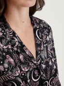 Le mannequin Femme porte le/la Shirt manches longues avec boutons – Mélange TENCEL™ Modal et soie en Modal de couleur Noir, À motifs, de la série Favourites Seduction de CALIDA, Détail