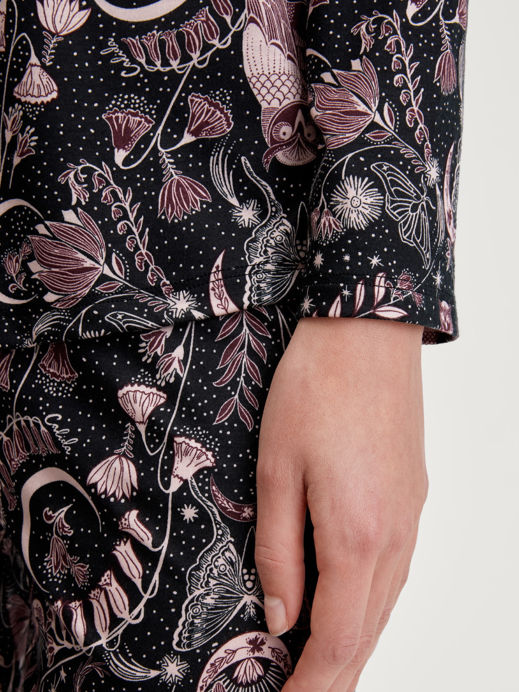 Le mannequin Femme porte le/la Shirt manches longues avec boutons – Mélange TENCEL™ Modal et soie en Modal de couleur Noir, À motifs, de la série Favourites Seduction de CALIDA, Détail