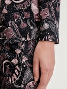 Le mannequin Femme porte le/la Shirt manches longues avec boutons – Mélange TENCEL™ Modal et soie en Modal de couleur Noir, À motifs, de la série Favourites Seduction de CALIDA, Détail