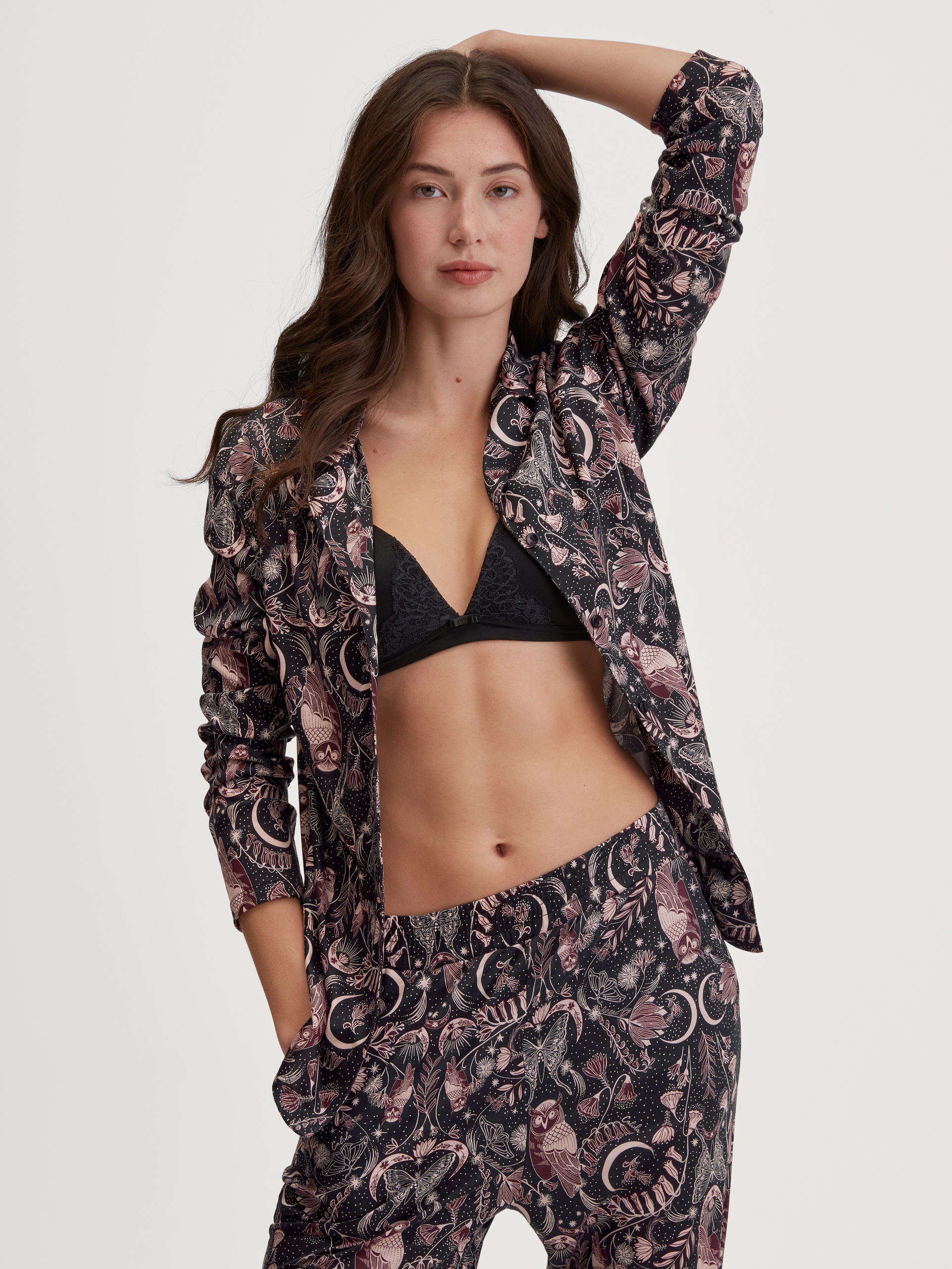 Damen-Model trägt Langarm-Shirt mit Knöpfen aus TENCEL™ Modal und Seide aus Modal in Schwarz, Gemustert aus Serie Favourites Seduction von CALIDA, Vorderansicht