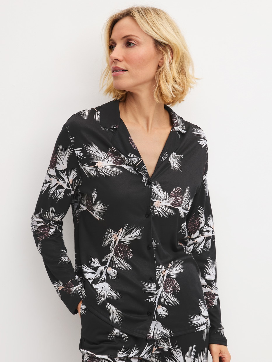 Damen-Model trägt Langarm-Shirt mit Knöpfen aus TENCEL™ Modal und Seide aus Modal in Schwarz, Floral aus Serie Glimmer M&M von CALIDA, Vorderansicht