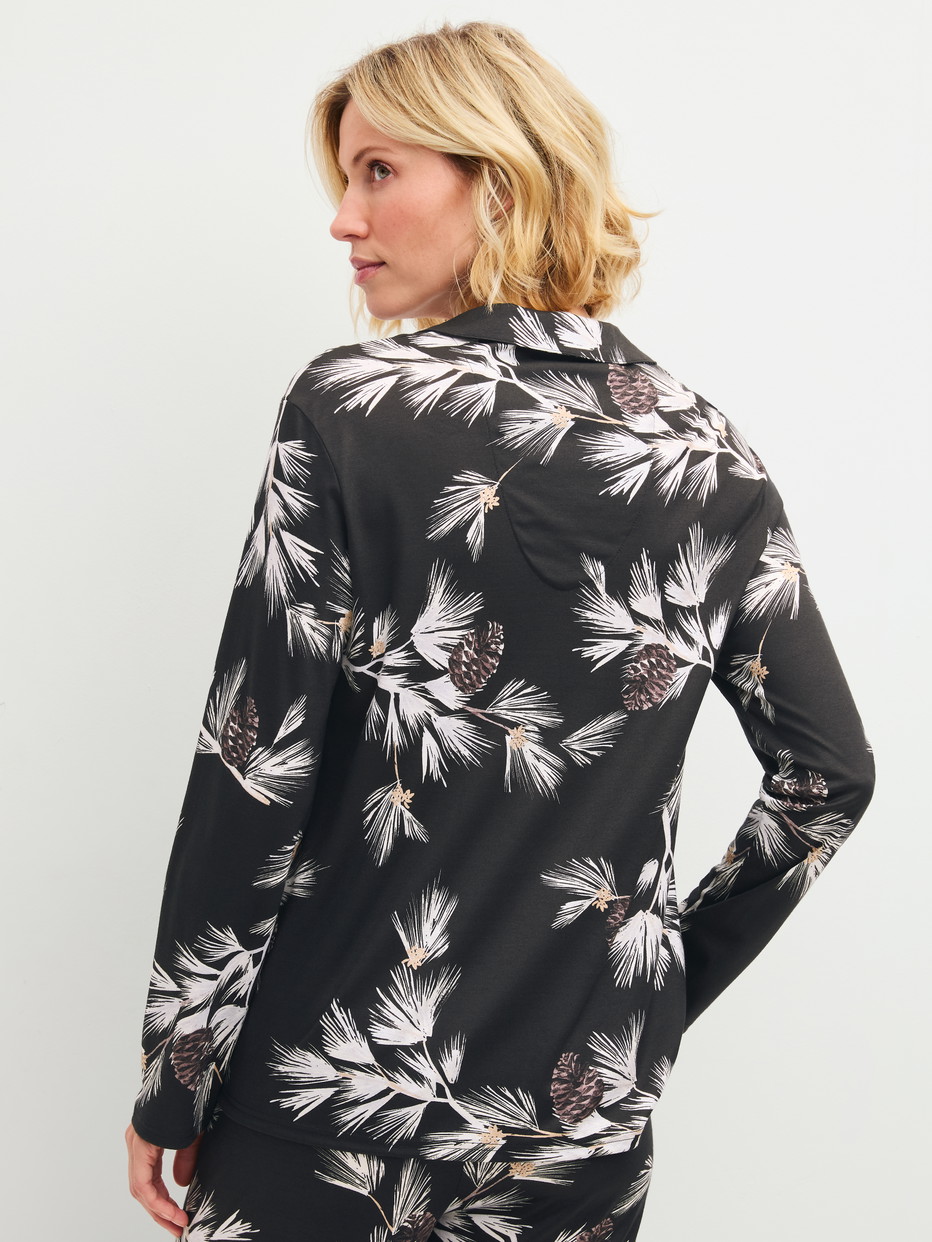 Damen-Model trägt Langarm-Shirt mit Knöpfen aus TENCEL™ Modal und Seide aus Modal in Schwarz, Floral aus Serie Glimmer M&M von CALIDA, Rückansicht