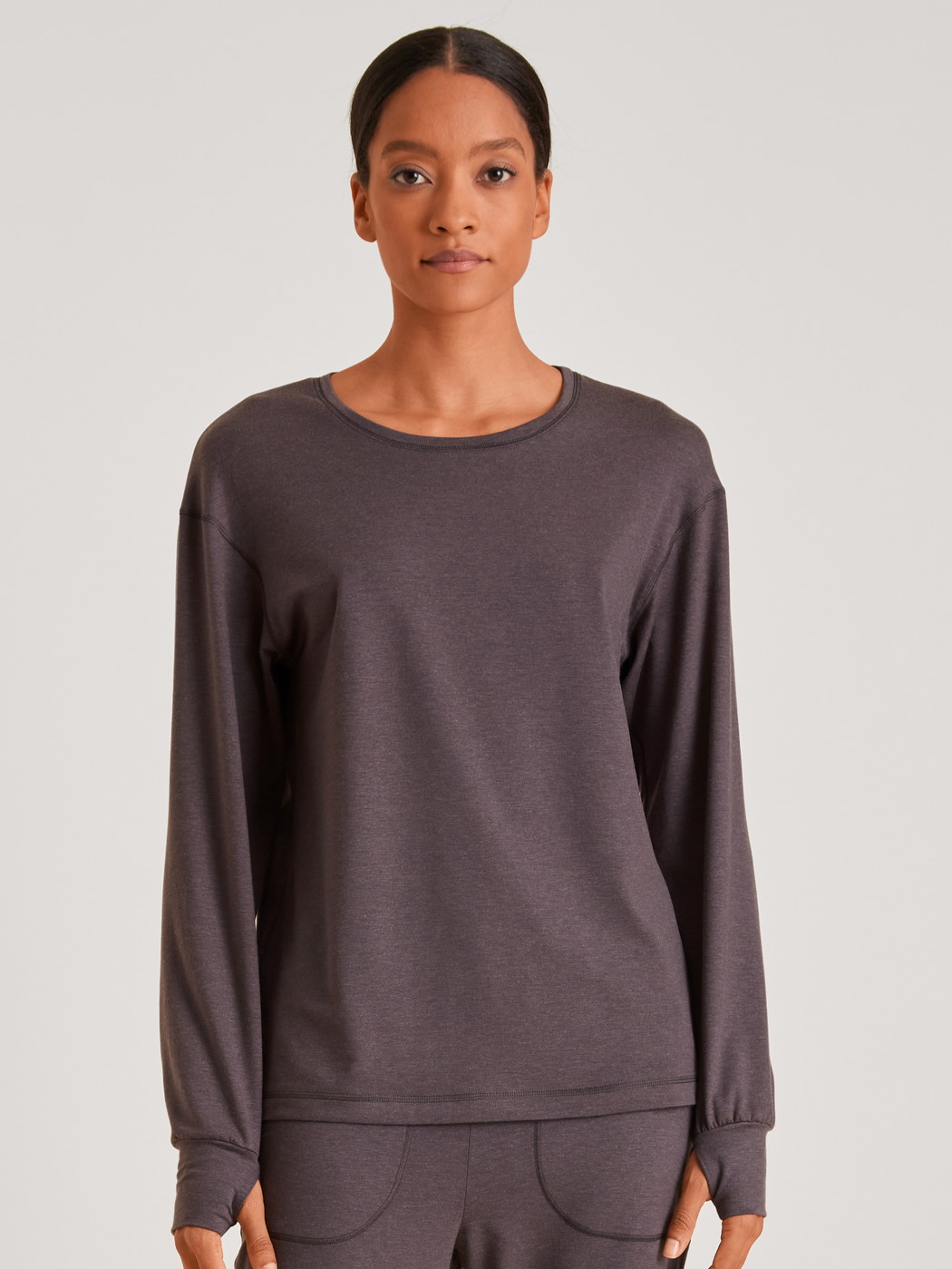Damen-Model trägt Langarm-Shirt aus Lyocell in Violett, Einfarbig aus Serie DSW Warming von CALIDA, Vorderansicht