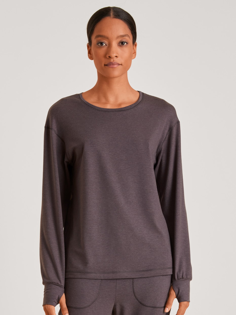 La modella / Il modello Donna indossa Shirt a manica lunga in Lyocell di colore Viola, Tinta unita, della serie DSW Warming di CALIDA, Vista frontale