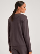 Damen-Model trägt Langarm-Shirt aus Lyocell in Violett, Einfarbig aus Serie DSW Warming von CALIDA, Rückansicht