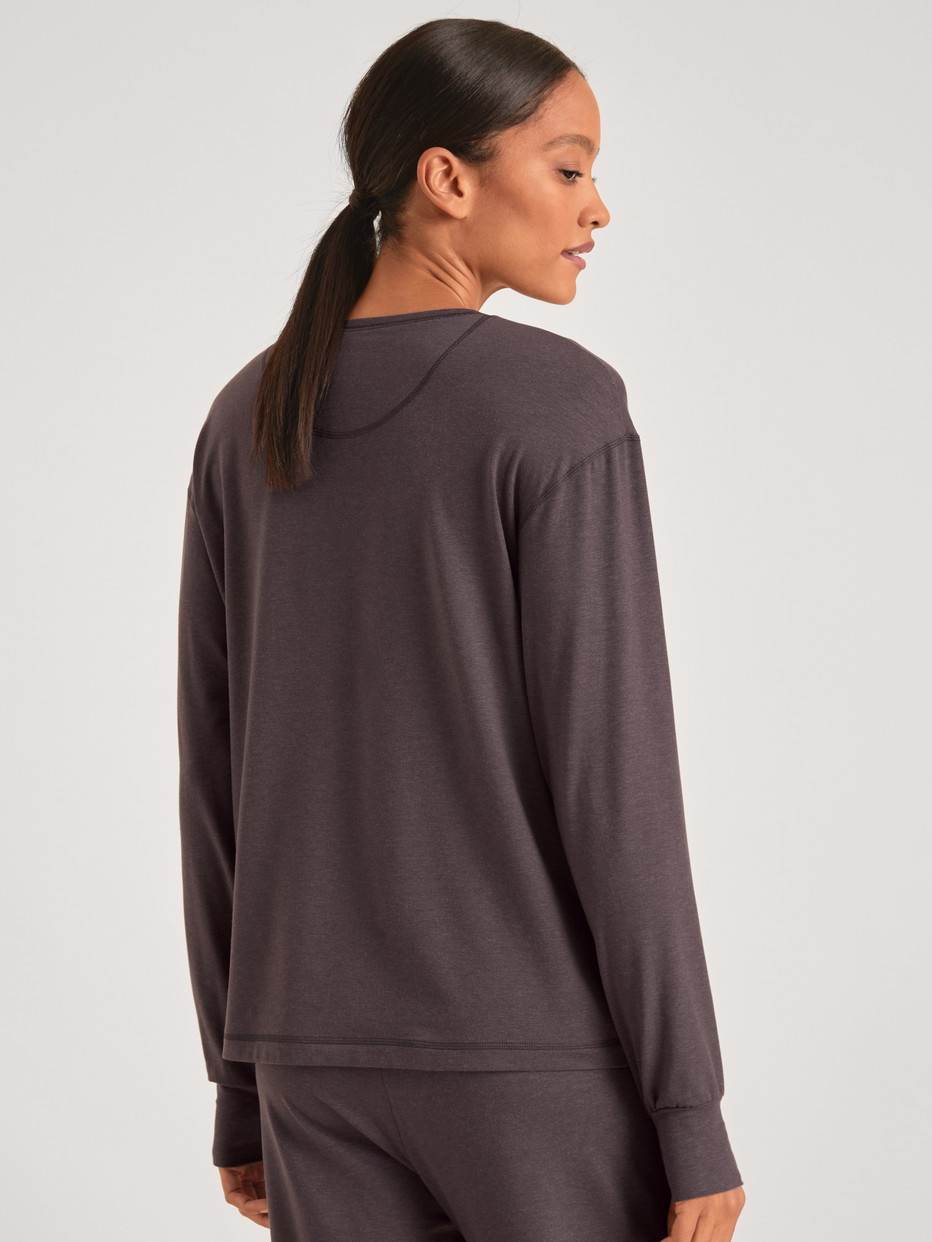La modella / Il modello Donna indossa Shirt a manica lunga in Lyocell di colore Viola, Tinta unita, della serie DSW Warming di CALIDA, Vista posteriore
