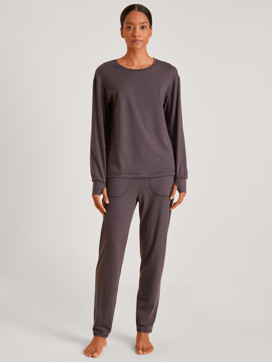 Damen-Model trägt Langarm-Shirt aus Lyocell in Violett, Einfarbig aus Serie DSW Warming von CALIDA, Vorderansicht, Outfit