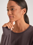 Damen-Model trägt Langarm-Shirt aus Lyocell in Violett, Einfarbig aus Serie DSW Warming von CALIDA, Detail