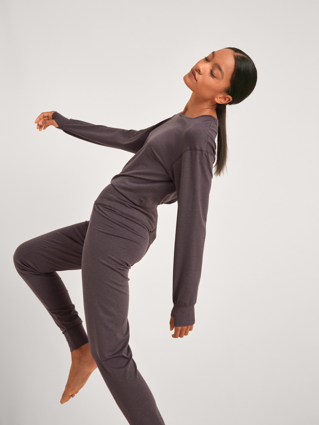 Damen-Model trägt Langarm-Shirt aus Lyocell in Violett, Einfarbig aus Serie DSW Warming von CALIDA