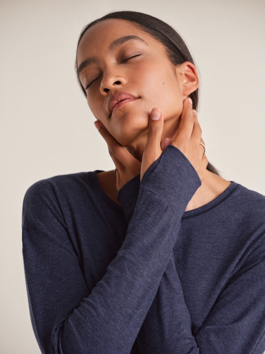 Damen-Model trägt Langarm-Shirt aus Lyocell in Blau, Einfarbig aus Serie DSW Warming von CALIDA, Zusatzbild
