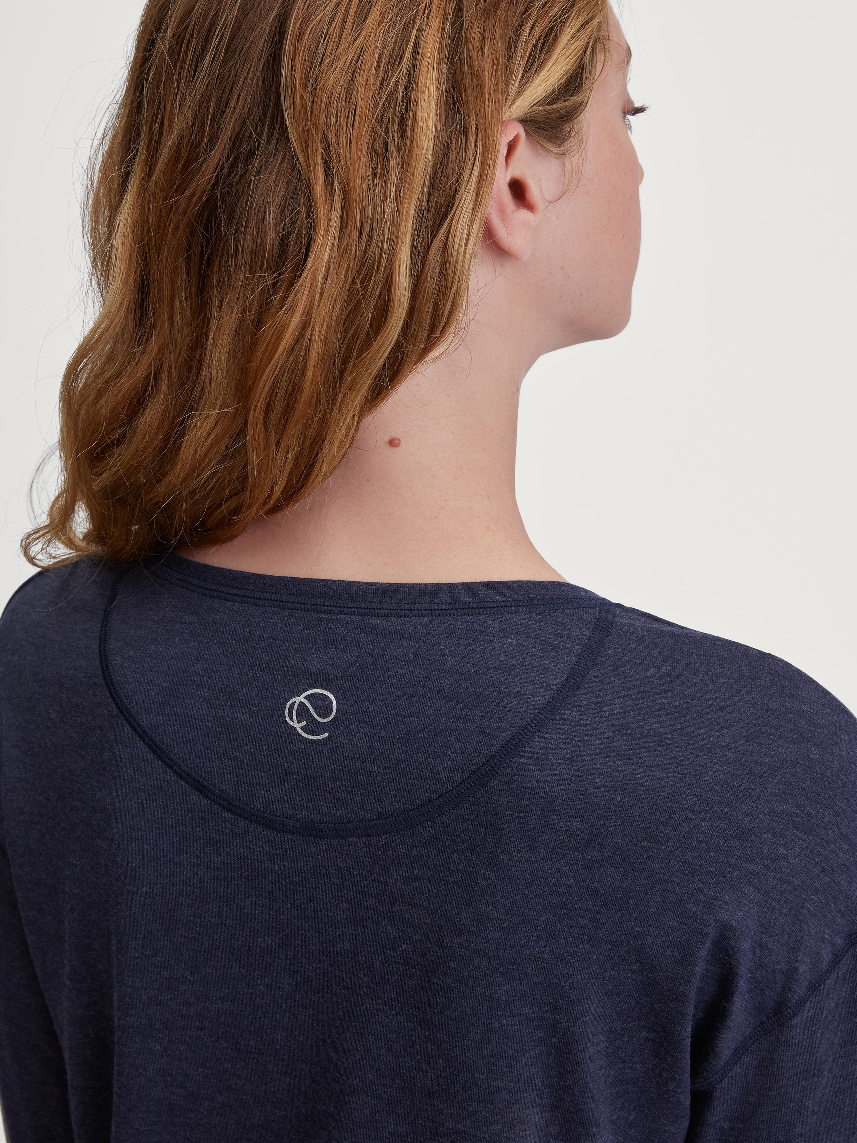La modella / Il modello Donna indossa Shirt a manica lunga in Lyocell di colore Blu, Tinta unita, della serie DSW Warming di CALIDA, Dettaglio