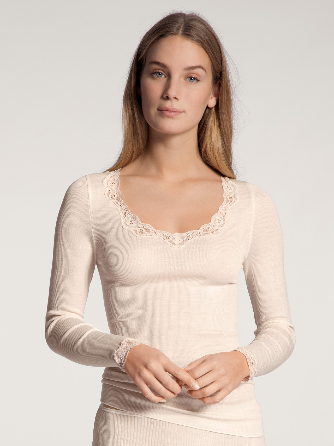 CALIDA Richesse Lace Langarm-Shirt aus Wolle & Seidefür Damen, XS, Weiß, Ein Tagtraum aus wärmender Wolle, wertvoller Seide und zarter Spitze