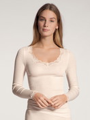 Le mannequin Femme porte le/la T-shirt à manches longues en Laine de couleur Blanc, Dentelle, de la série Richesse Lace de CALIDA, Vue de face