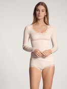 Le mannequin Femme porte le/la T-shirt à manches longues en Laine de couleur Blanc, Dentelle, de la série Richesse Lace de CALIDA, Tenue, Vue de face