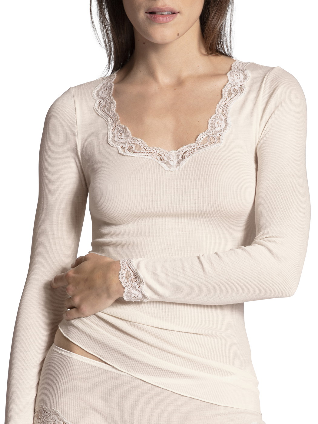 Le mannequin Femme porte le/la T-shirt à manches longues en Laine de couleur Blanc, Dentelle, de la série Richesse Lace de CALIDA, Vue de face, Fond blanc