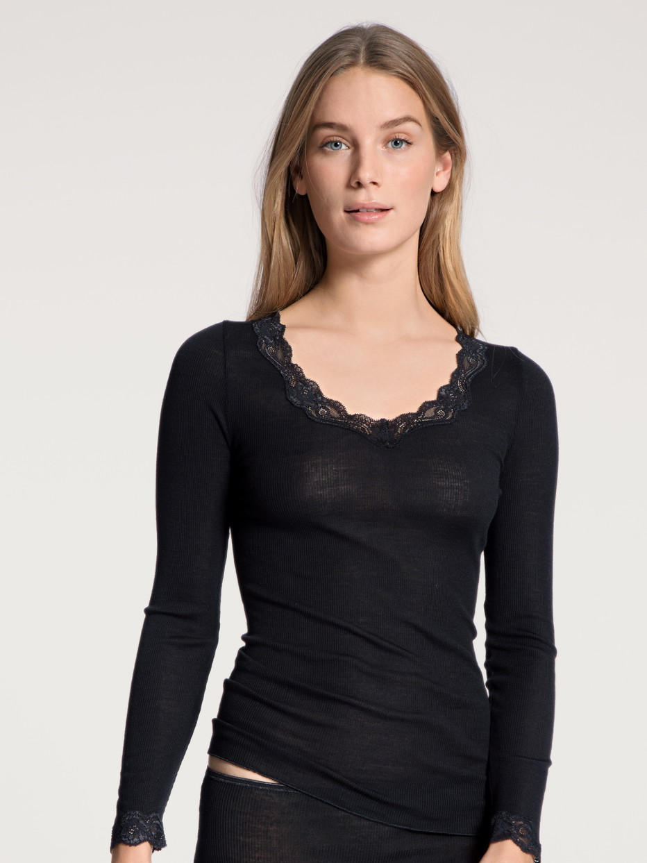 Damen-Model trägt Langarm-Shirt aus Wolle & Seide aus Wolle in Schwarz, Spitze aus Serie Richesse Lace von CALIDA, Vorderansicht
