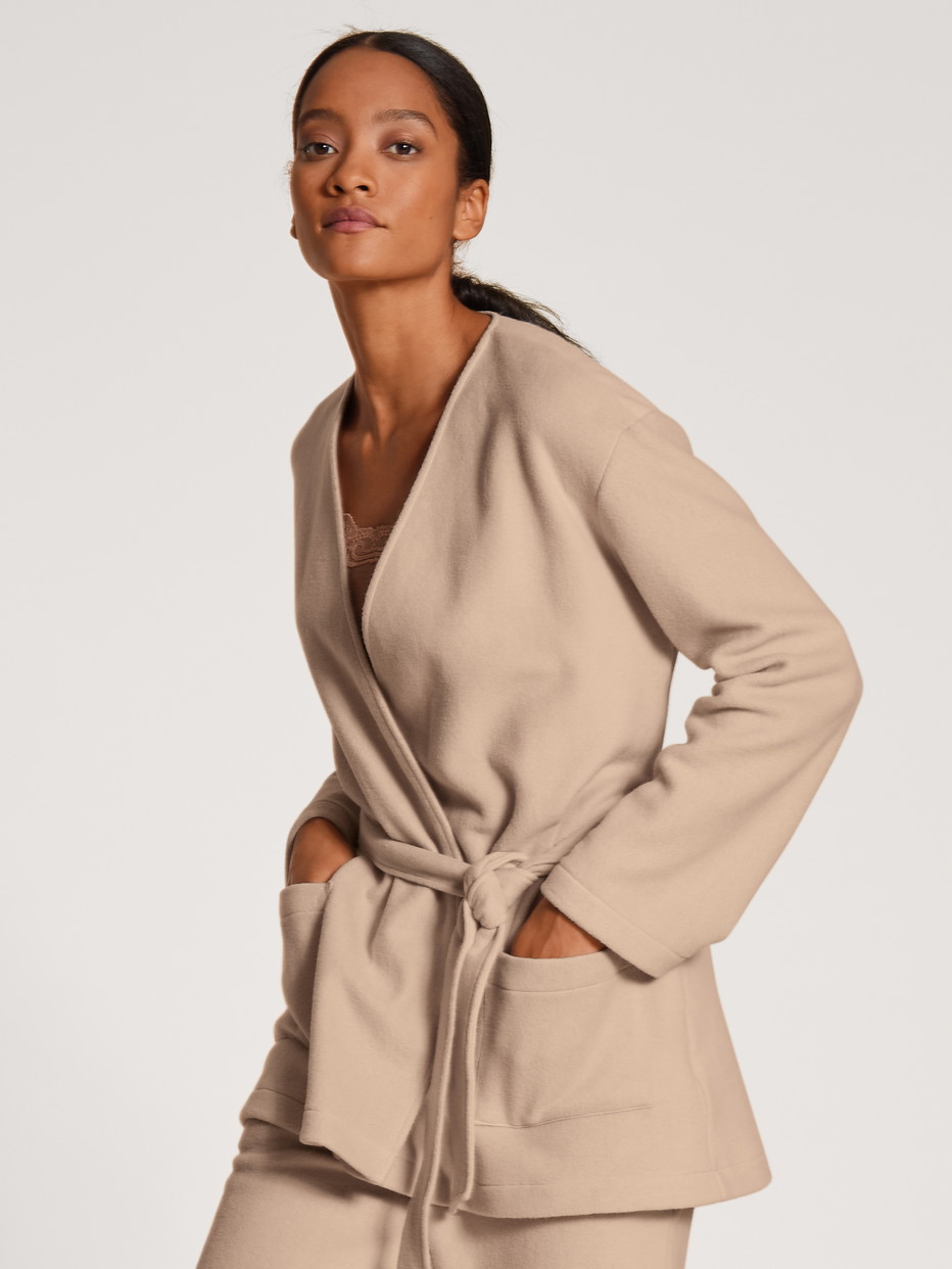 Damen-Model trägt Jacke aus Viskose in Beige, Einfarbig aus Serie Loungewear Xtra von CALIDA, Vorderansicht