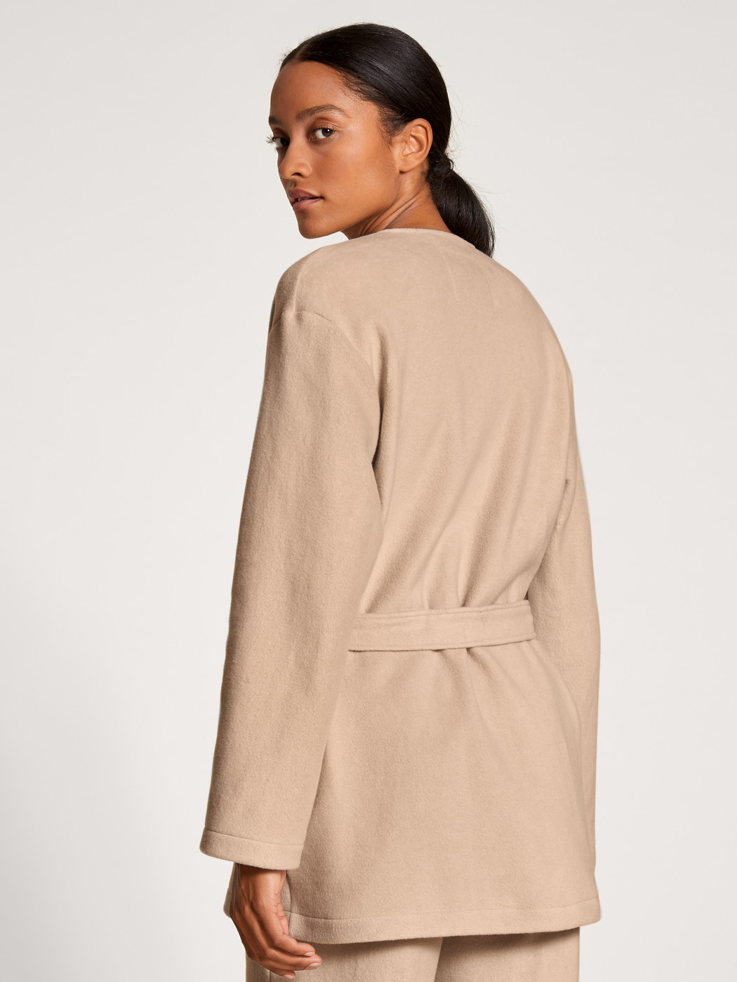 Le mannequin Femme porte le/la Veste en Viscose de couleur Beige, Unicolore, de la série Loungewear Xtra de CALIDA, Vue arrière