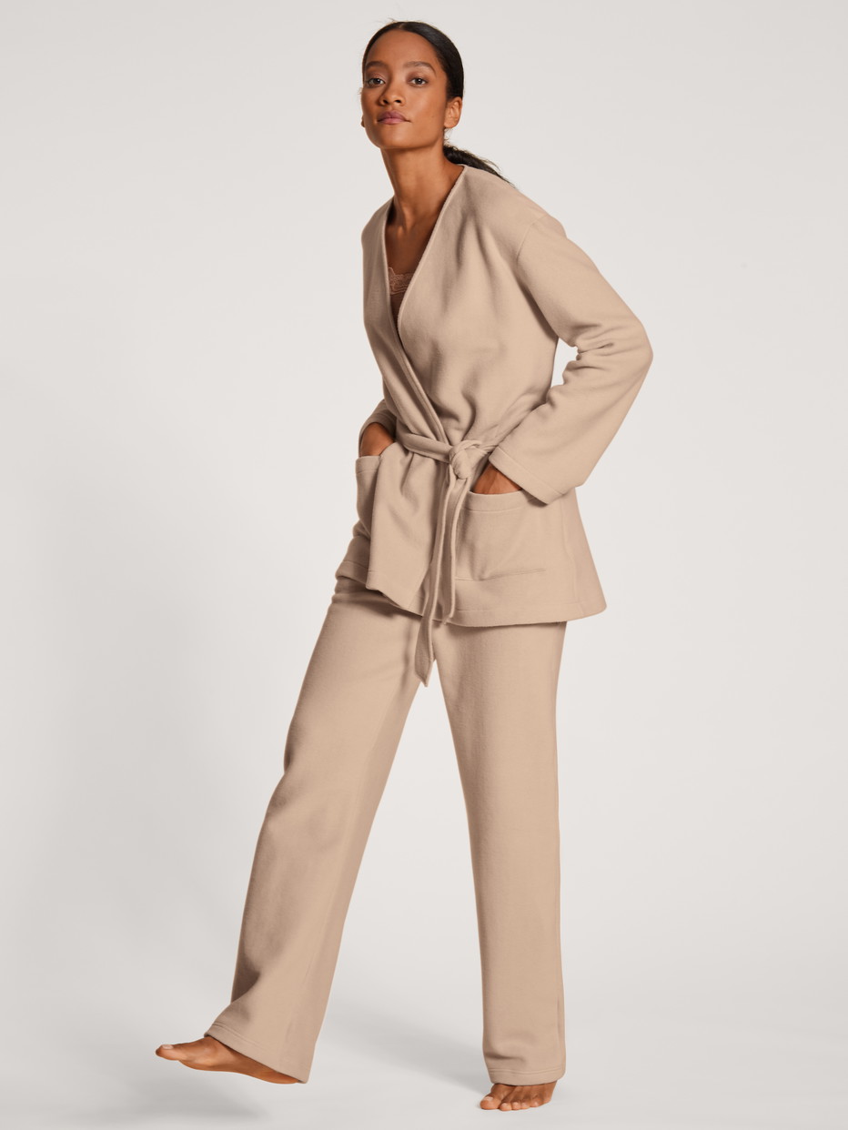 Damen-Model trägt Jacke aus Viskose in Beige, Einfarbig aus Serie Loungewear Xtra von CALIDA, Outfit