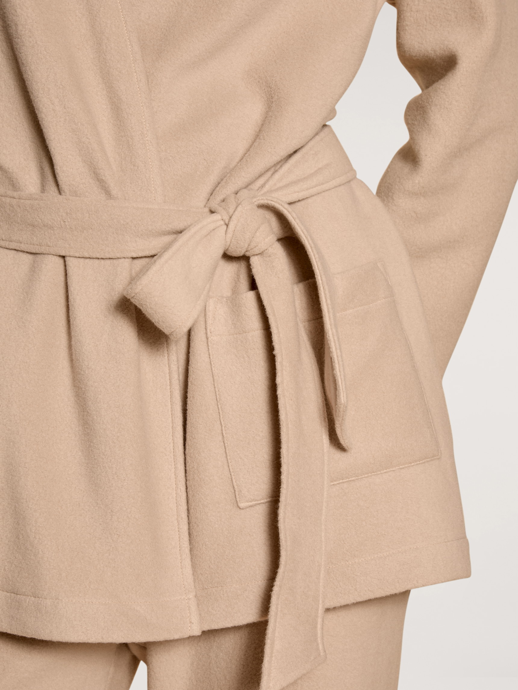 Damen-Model trägt Jacke aus Viskose in Beige, Einfarbig aus Serie Loungewear Xtra von CALIDA, Detail