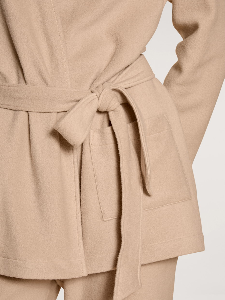 Damen-Model trägt Jacke aus Viskose in Beige, Einfarbig aus Serie Loungewear Xtra von CALIDA, Detail