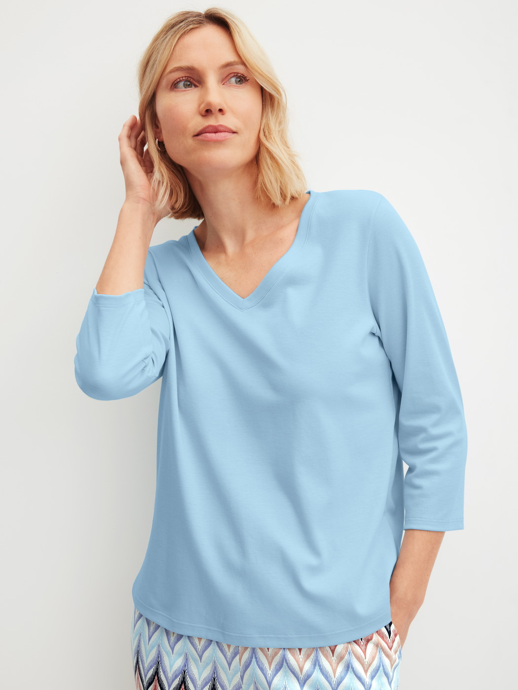Damen-Model trägt Shirt mit 3/4-Arm aus 100% Baumwolle in Blau, Einfarbig aus Serie Favourites Tiles von CALIDA, Vorderansicht