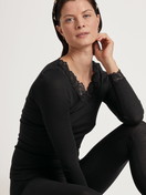 Le mannequin Femme porte le/la T-shirt à manches longues en Laine de couleur Noir, Dentelle, de la série Silky Wool Joy de CALIDA, Image supplémentaire