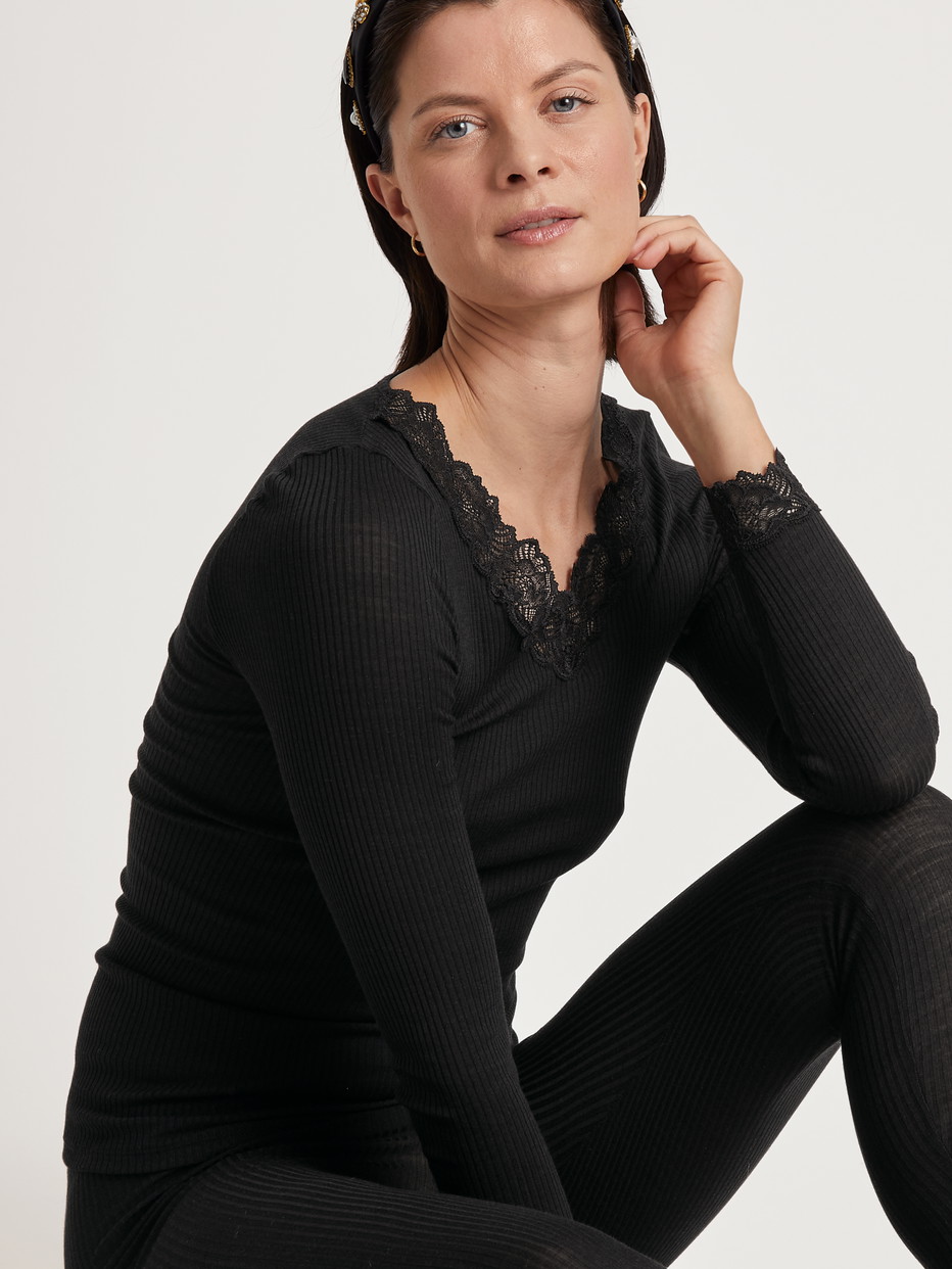 Damen-Model trägt Langarm-Shirt mit Wolle & Seide aus Wolle in Schwarz, Spitze aus Serie Silky Wool Joy von CALIDA, Zusatzbild
