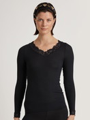 Le mannequin Femme porte le/la T-shirt à manches longues en Laine de couleur Noir, Dentelle, de la série Silky Wool Joy de CALIDA, Vue de face