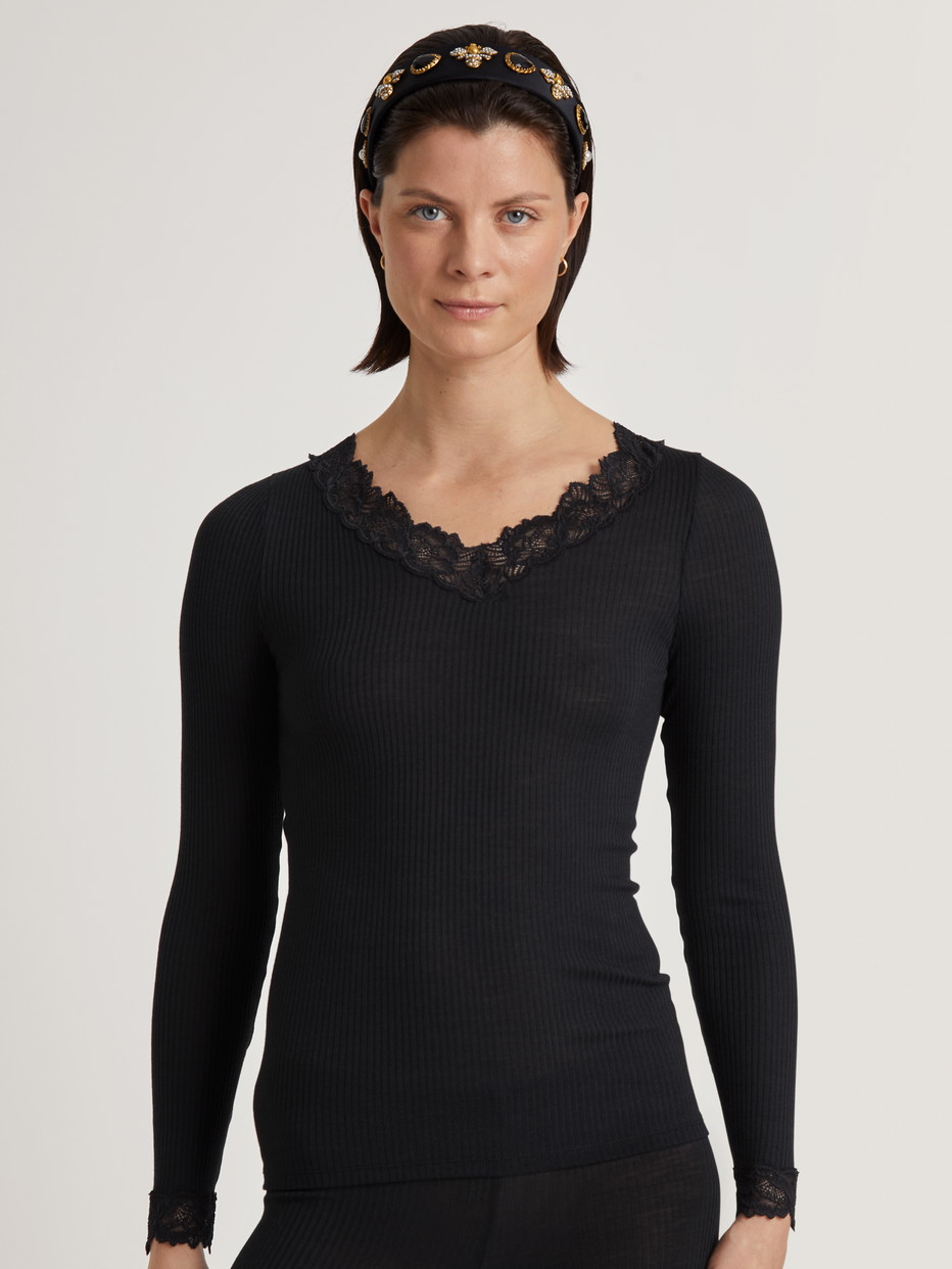 Damen-Model trägt Langarm-Shirt mit Wolle & Seide aus Wolle in Schwarz, Spitze aus Serie Silky Wool Joy von CALIDA, Vorderansicht
