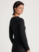 Le mannequin Femme porte le/la T-shirt à manches longues en Laine de couleur Noir, Dentelle, de la série Silky Wool Joy de CALIDA, Vue arrière