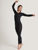 Le mannequin Femme porte le/la T-shirt à manches longues en Laine de couleur Noir, Dentelle, de la série Silky Wool Joy de CALIDA