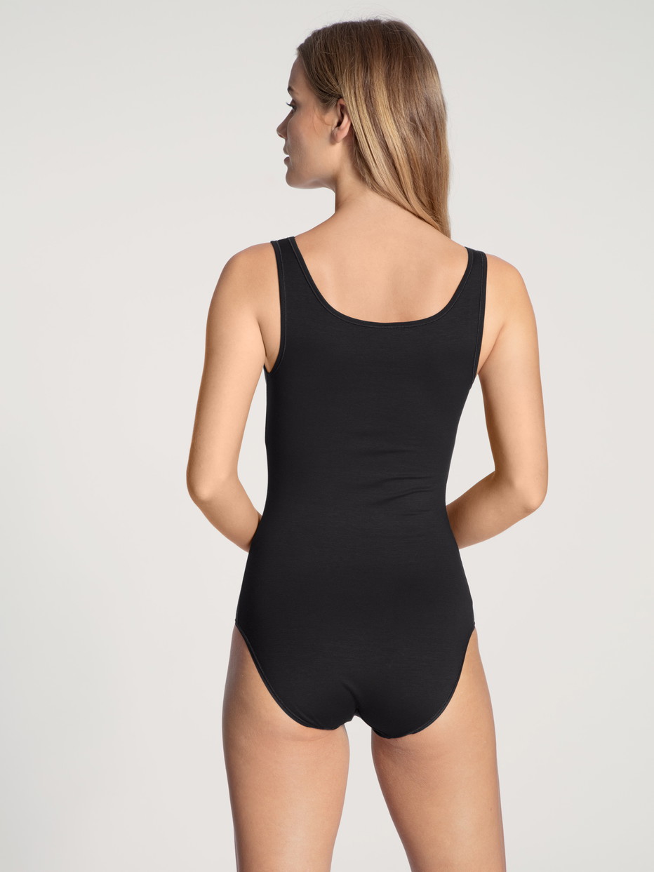 Damen-Model trägt Body ohne Arm aus Baumwolle in Schwarz, Einfarbig aus Serie Natural Comfort von CALIDA, Rückansicht