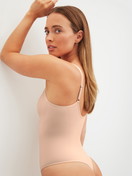 Le mannequin Femme porte le/la Body gainant en Polyamide de couleur Rose, Unicolore, de la série Seamless Shape de CALIDA, Image supplémentaire