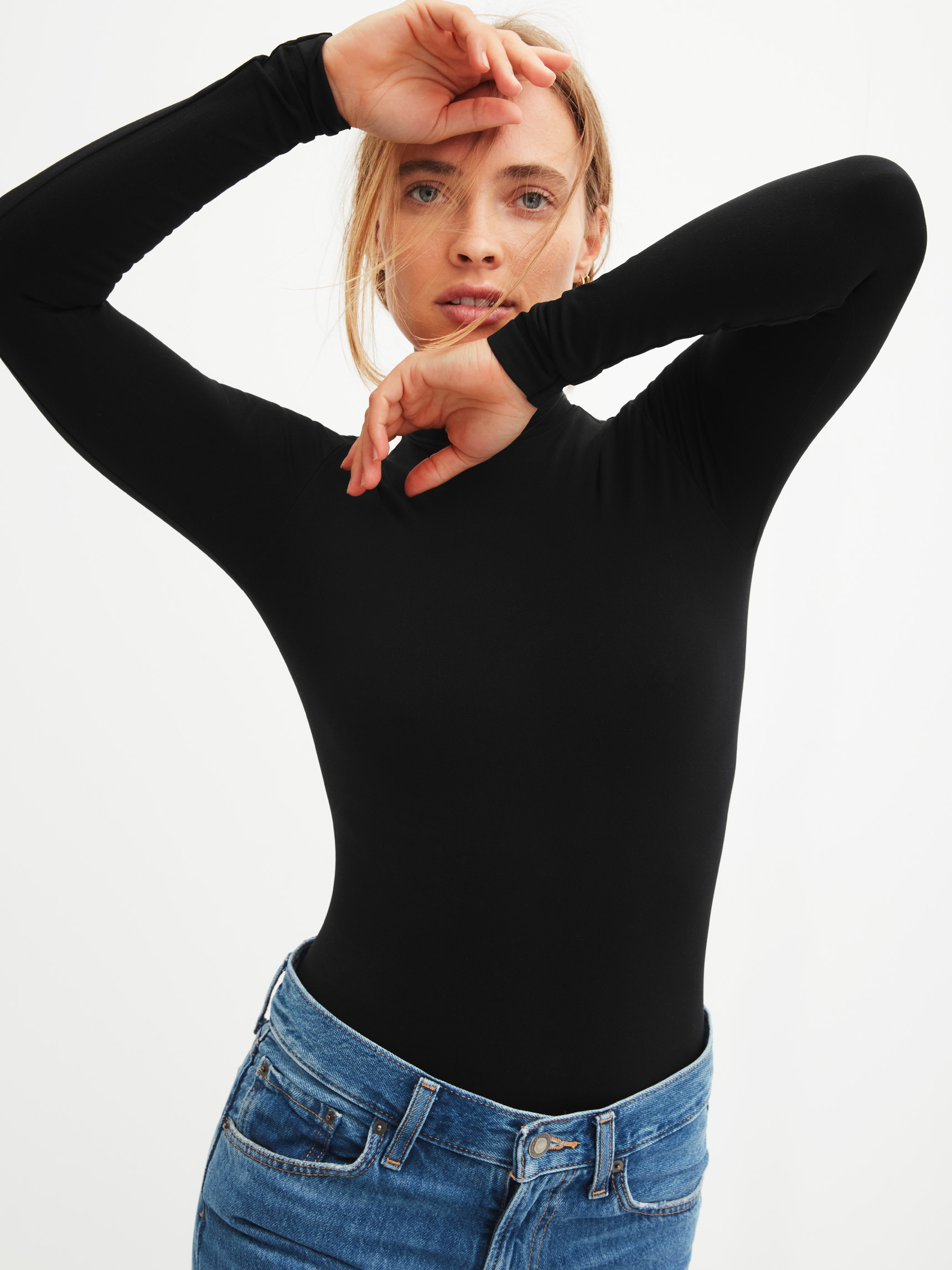 Damen-Model trägt Shaping Langarm Body aus Polyamid in Schwarz, Einfarbig aus Serie Seamless Shape von CALIDA, Zusatzbild
