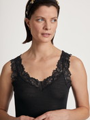 Le mannequin Femme porte le/la Sous-robe en laine et soie en Laine de couleur Noir, Dentelle, de la série Silky Wool Joy de CALIDA, Détail