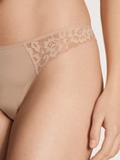 Damen - String, low cut aus Baumwolle in Beige, Spitze aus Serie Natural Comfort Lace von CALIDA, Detail