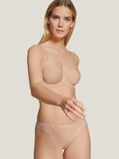 Damen-Model trägt String, low cut aus Baumwolle in Beige, Spitze aus Serie Natural Comfort Lace von CALIDA, Vorderansicht, Outfit