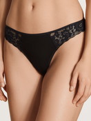 Le mannequin Femme porte le/la Chaine en Coton de couleur Noir, Dentelle, de la série Natural Comfort Lace de CALIDA, Vue de face