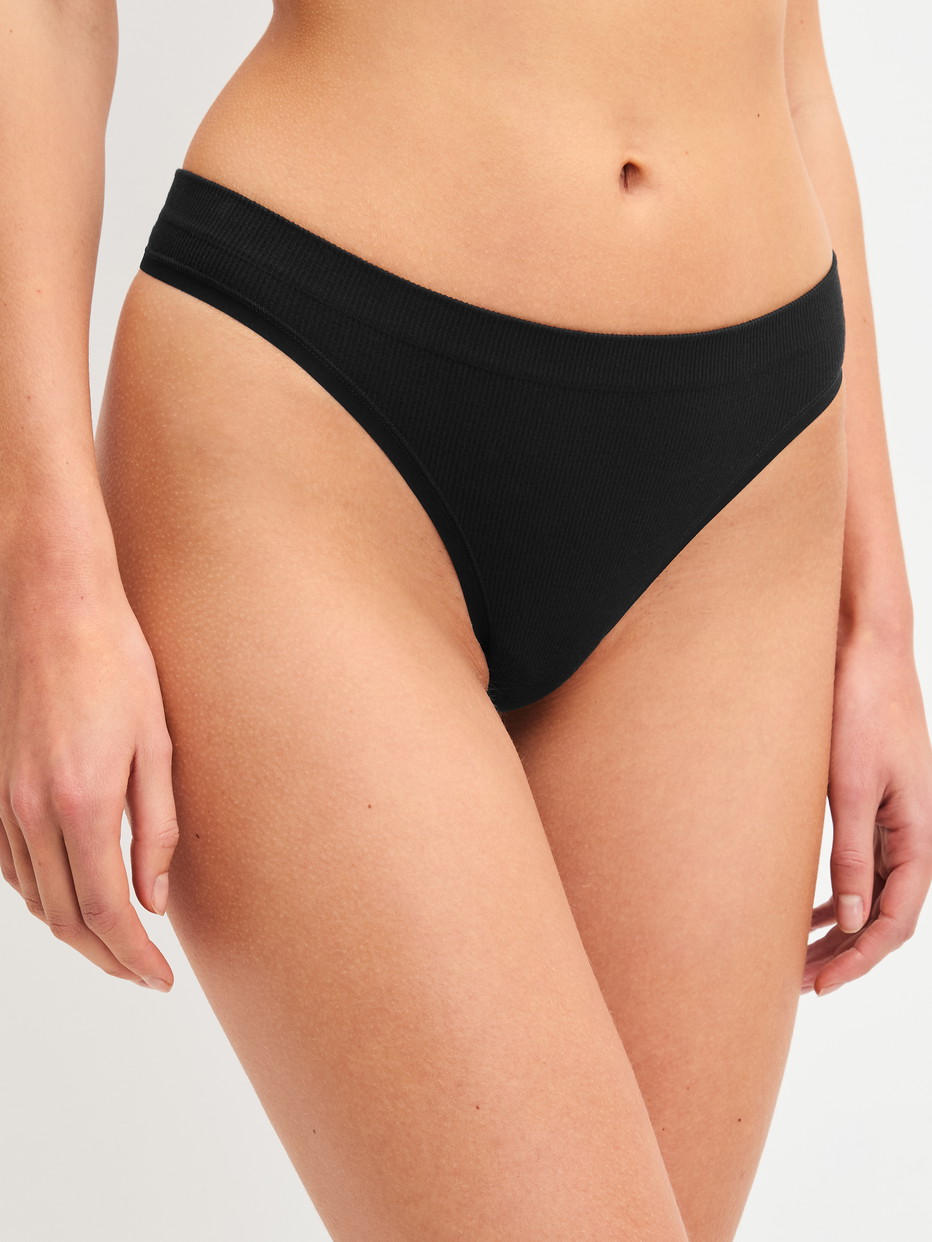Damen-Model trägt String aus Modal in Schwarz, Einfarbig aus Serie Seamless Natural von CALIDA, Vorderansicht