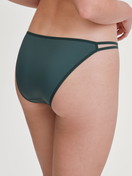 Damen-Model trägt Tanga-Slip, low cut aus Polyamid in Grün, Einfarbig aus Serie Sleek Skin von CALIDA, Rückansicht