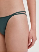 Damen-Model trägt Tanga-Slip, low cut aus Polyamid in Grün, Einfarbig aus Serie Sleek Skin von CALIDA, Zusatzbild