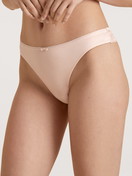 Damen-Model trägt String, low cut aus Viskose in Rosa, Spitze aus Serie Sensual Secrets von CALIDA, Vorderansicht