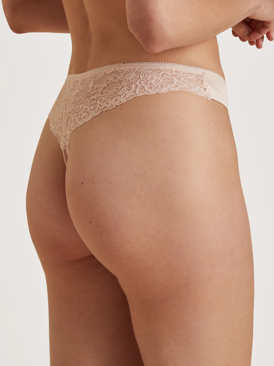 Damen-Model trägt String, low cut aus Viskose in Rosa, Spitze aus Serie Sensual Secrets von CALIDA, Rückansicht