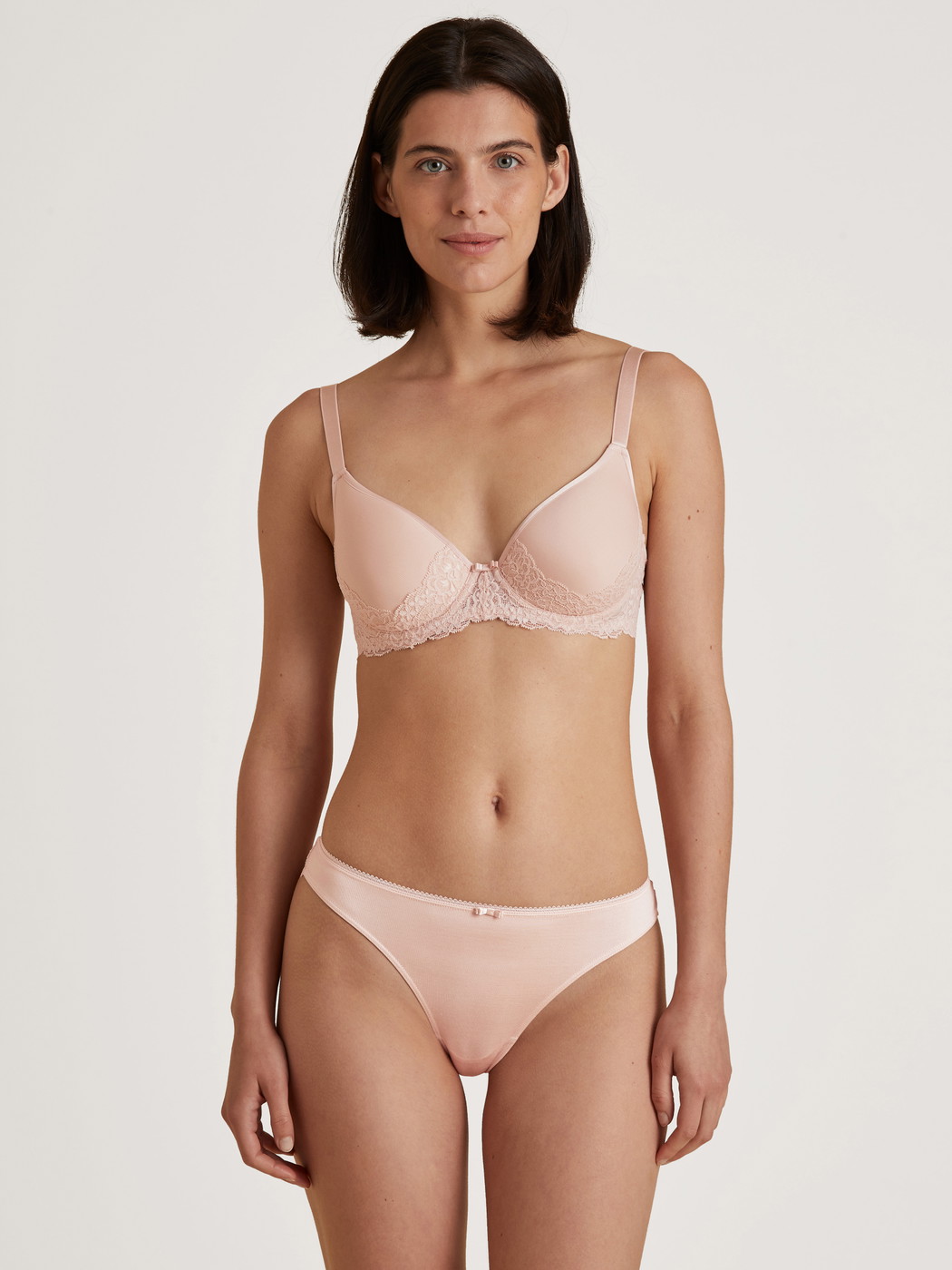 Damen-Model trägt String, low cut aus Viskose in Rosa, Spitze aus Serie Sensual Secrets von CALIDA, Vorderansicht, Outfit