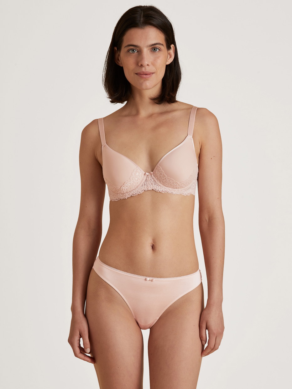 Damen-Model trägt String, low cut aus Viskose in Rosa, Spitze aus Serie Sensual Secrets von CALIDA, Vorderansicht, Outfit