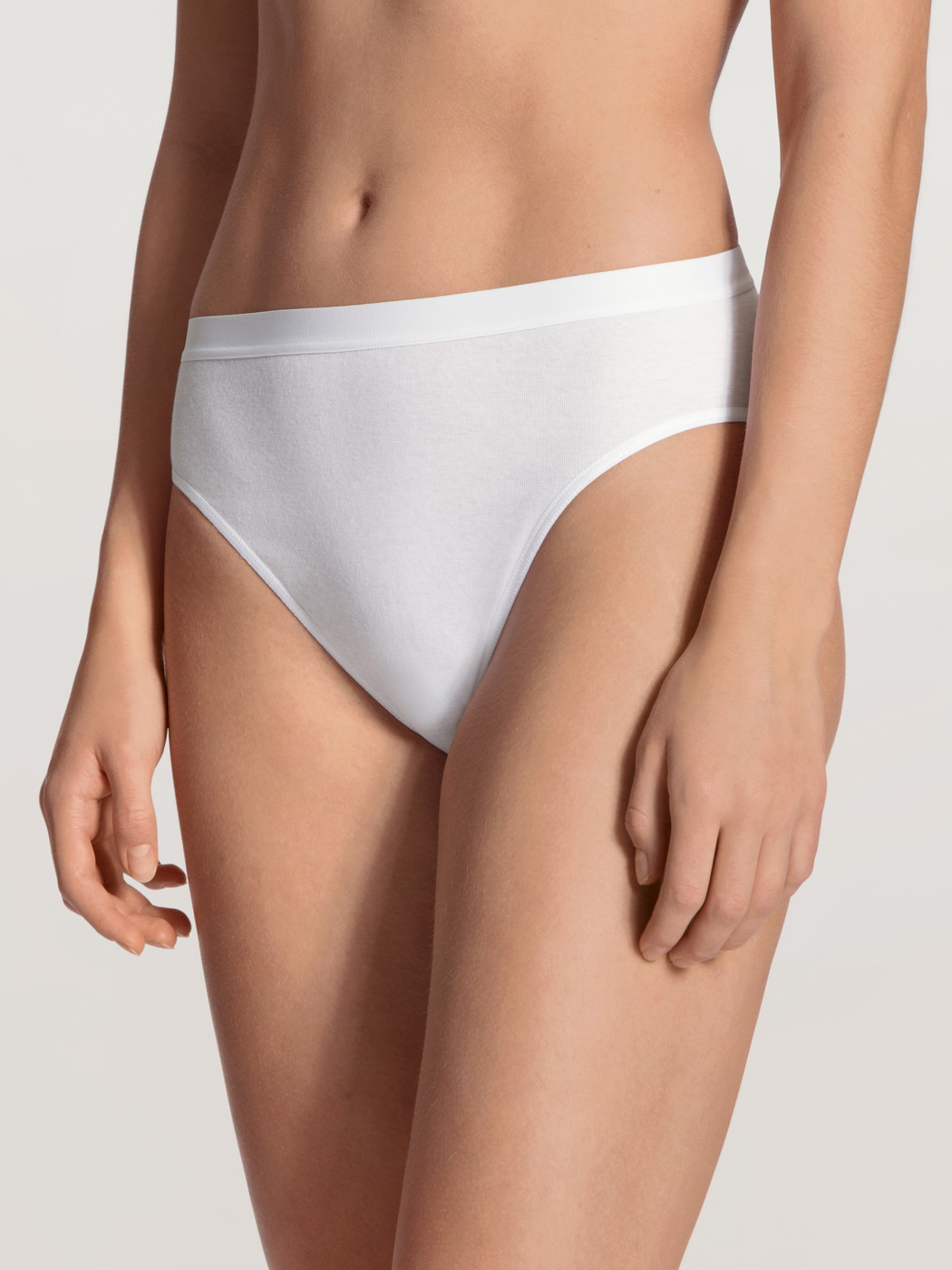 Damen-Model trägt Taillen-Minislip, 2er-Pack aus 100% Baumwolle in Weiß, Einfarbig aus Serie Light Duo von CALIDA, Vorderansicht