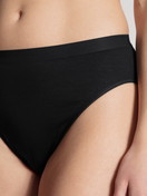 Le mannequin Femme porte le/la  en 100% coton de couleur Noir, Unicolore, de la série Light Duo de CALIDA, Détail
