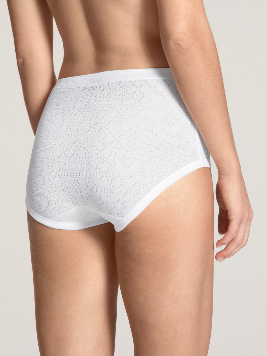 Damen-Model trägt Taillenslip aus 100% Baumwolle in Weiß, Einfarbig aus Serie Iconics von CALIDA, Rückansicht